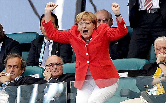 Thủ tướng Đức Angela Merkel xem đội tuyển nước nhà thi đấu World Cup 2014. Ảnh: REX