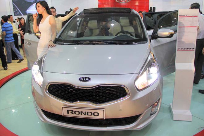 Crossover Rondo là mẫu xe được mong chờ nhất. Mẫu xe chia làm 3 phiên bản gồm: Rondo 1.7 Diesel AT (giá 769 triệu đồng), Rondo 2.0 Gas AT (giá 729 triệu đồng), Rondo 2.0 Gas Premium (giá 828 triệu đồng).