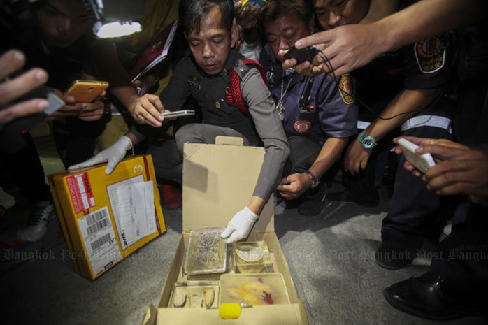 Cảnh sát Metropolitan kiểm tra ba chiếc hộp. Ảnh: Bangkok Post