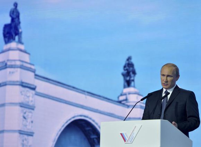 Tổng thống Vladimir Putin phát biểu trong cuộc họp Mặt trận nhân dân toàn Nga hôm 18-11 tại Moscow. Ảnh: Reuters