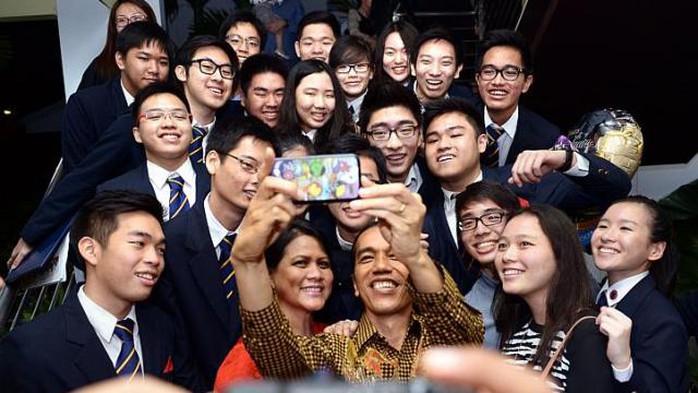 Ông Widodo chụp hình với con trai và bạn bè của cậu tại Singapore. Ảnh: Straits Times