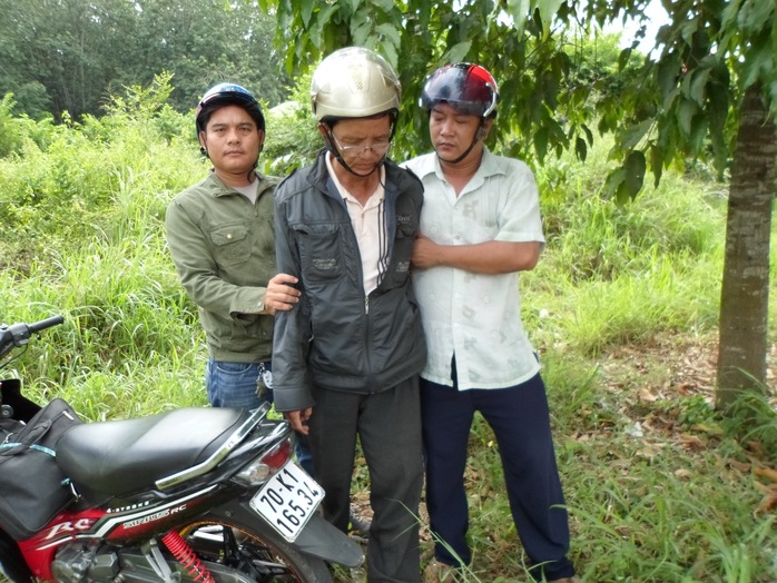 Đối tượng Đặng Anh Kiệt (giữa) bị “hiệp sĩ” Nguyễn Thanh Hải và Nguyễn Nhựt Tân khống chế.