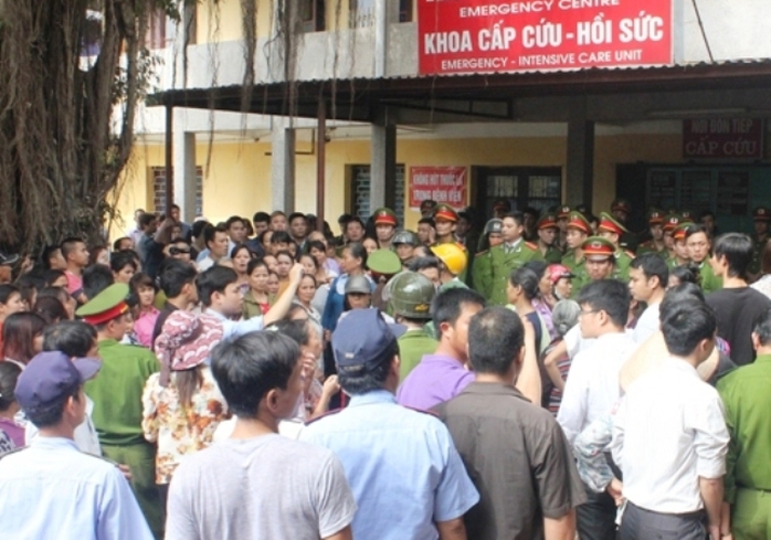 Người dân bao vây Bệnh viện Sản - Nhi tỉnh Ninh Bình chiều ngày 26-11