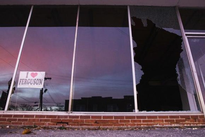Một cửa hàng bị đập phá. Ảnh: Reuters