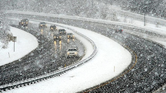Một cơn bão kèm mưa lớn và tuyết rơi ập vào bờ biển phía Đông nước Mỹ sáng 26-11. Ảnh: ABC News