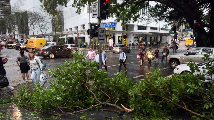Cơn bão ập vào TP Brisbane - Úc chiều 27-11. Ảnh: AP