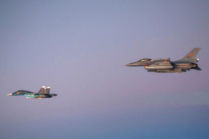 Chiếc Su-34 của Nga (trái) được máy bay Na Uy hộ tống ngày 31-10 năm nay. Ảnh: Reuters