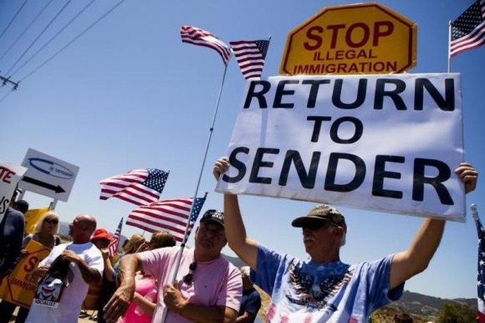 Biểu tình chống người nhập cư bất hợp pháp tại bang California ngày 1-7-2014. Ảnh: Reuters