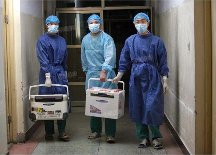 Bác sĩ Trung Quốc chuẩn bị cho một ca ghép tạng ở tỉnh Hà Nam ngày 16-8-2012. Ảnh: Epoch Times