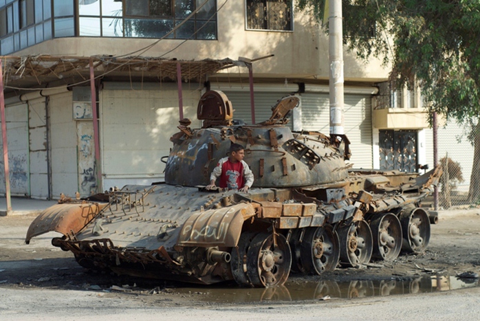 Một xe tăng quân đội Syria bị phá hủy ở khu vực Mayadeen, Syria. Ảnh: MCT