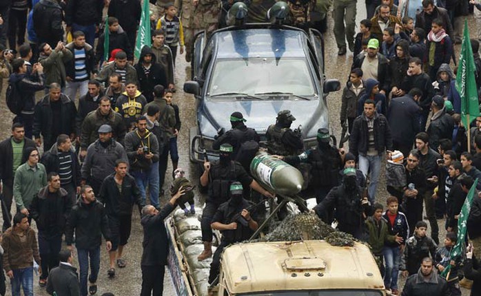 Chiến binh Hamas diễu hành ở Gaza hôm 14-12. Ảnh: Reuters