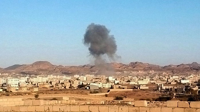 Khói bốc lên sau vụ nổ bom ở tỉnh Rada - Yemen. Ảnh: AP