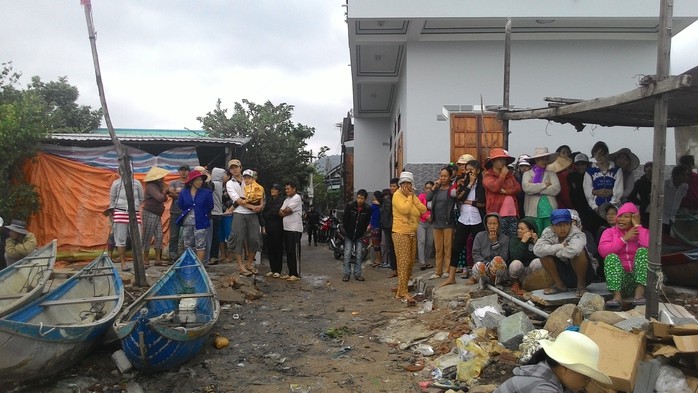 Rất đông ngư dân thôn Ngọc Diêm, xã Ninh Ích tập trung trên bờ, chờ thông tin từ lực lượng cứu hộ.