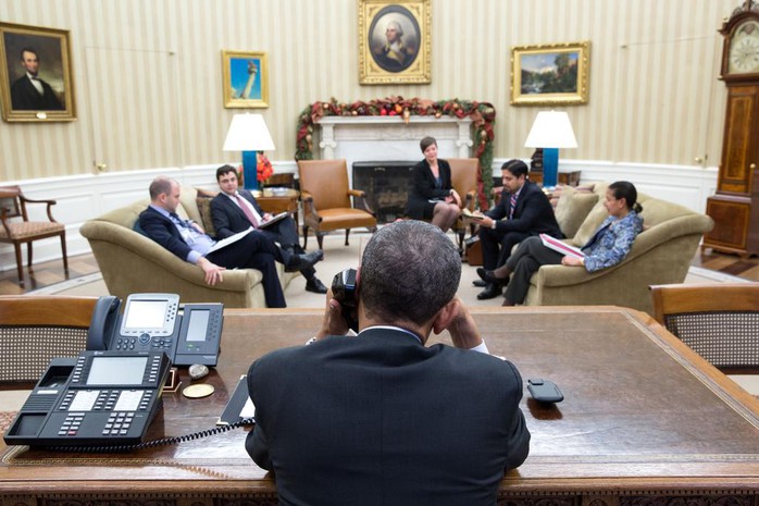 Ông Obama điện đàm với Chủ tịch Cuba Raul Castro trước khi thông báo quyết định hôm 17-12. 
Ảnh: Twitter