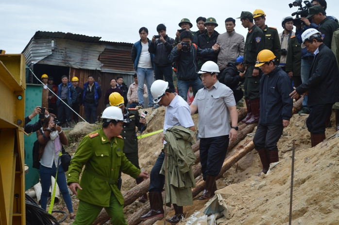 Phó Thủ tướng Hoàng Trung Hải bắt đầu đi vào đường hầm để thị sát