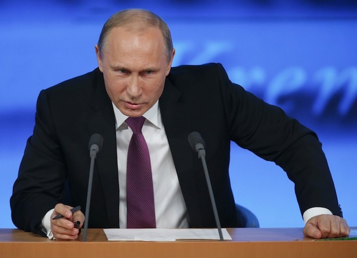 Ông Putin trả lời họp báo hôm 18-12. Ảnh: Reuters