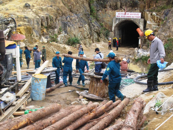 Lực lượng cứu hộ đang đưa cây chống đỡ vào bên trong để đẩy nhanh tiến độ đào ngách cứu nạn   