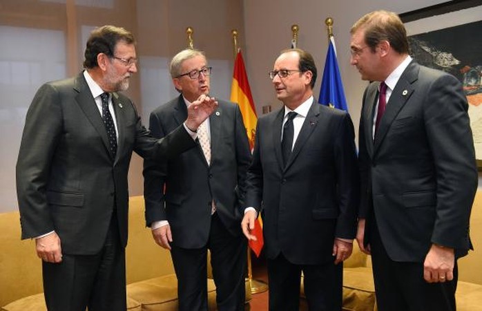 Từ trái qua: Thủ tướng Tây Ban Nha Mariano Rajoy Brey, Chủ tịch Ủy ban châu Âu Jean-Claude Juncker, Tổng thống Pháp Francois Hollande và Thủ tướng Bồ Đào Nha Pedro Passos Coelho gặp nhau tại hội nghị các thành viên EU ngày 18-12. Ảnh: Reuters