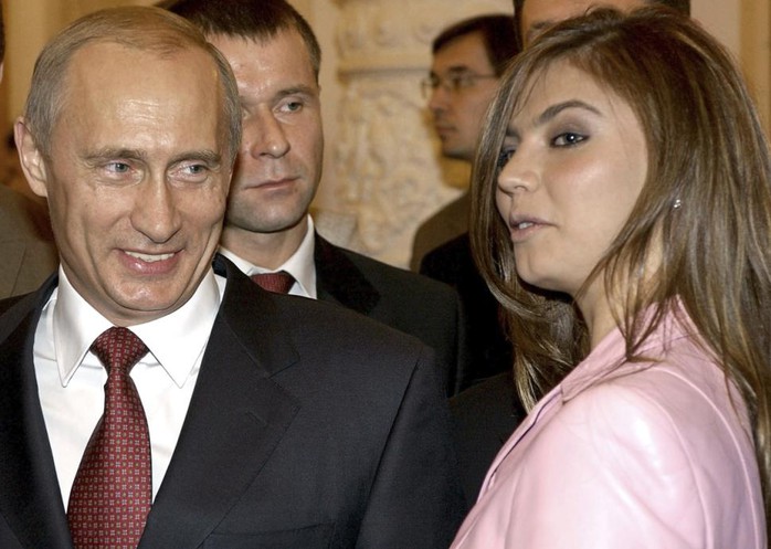 Tổng thống Putin (trái) và người tình tin đồn Alina Kabayeva. Ảnh: Reuters