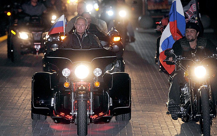 Ông Putin lái một chiếc xe tới tham gia lễ hội mô-tô ở TP Novorossiisk - Nga năm 2011. Ảnh: Reuters