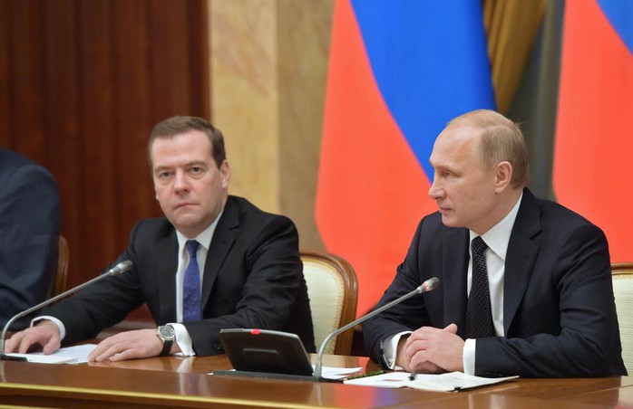 Tổng thống Vladimir Putin (phải) và Thủ tướng Dmitry Medvedev chủ trì phiên họp ngày 25-12. Ảnh: AP