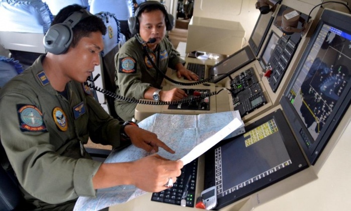 Hải quân Indonesia giúp tìm chiếc máy bay mất tích. Ảnh: Reuters