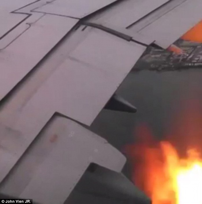 Ngọn lửa bốc lên phía dưới động cơ máy bay. Ảnh: Daily Mail