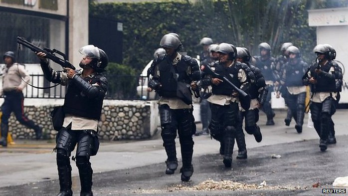Cảnh sát Venezuela triển khai trên đường phố Caracas. Ảnh: Reuters