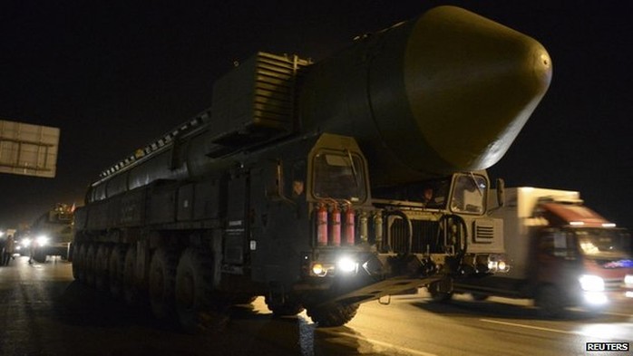 Một quả tên lửa Topol được đưa tới ngoại ô Moscow hồi tuần trước. Ảnh: Reuters