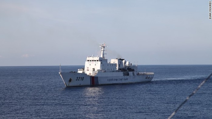 Tàu cảnh sát biển Trung Quốc nhìn từ tàu 8003.