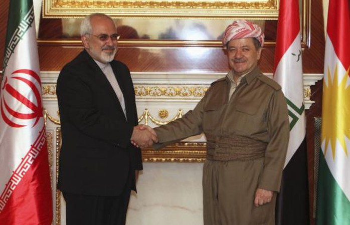 Tổng thống người Kurd Masoud Barzani (phải) bắt tay Ngoại trưởng Iran Mohammad Javad Zarif tại thủ phủ Arbil hôm 26-8. Ảnh: Reuters