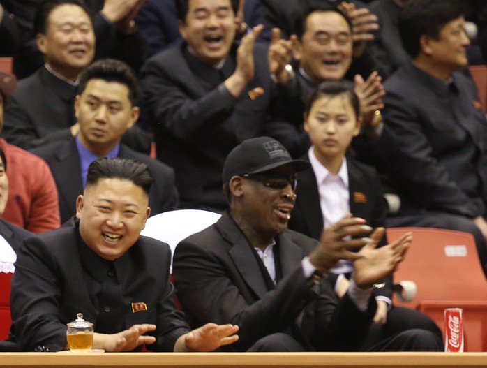 Dennis Rodman cùng lãnh đạo Kim Jong-un xem trận đấu bóng rổ tại Bình Nhưỡng ngày 28-3-2013. Ảnh: AP