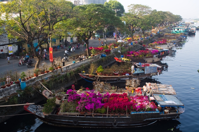 Từ ngày 23 - 24 tháng Chạp, ghe từ các tỉnh miền tây đã tụ họi về Bến Bình Đông, quận 8.