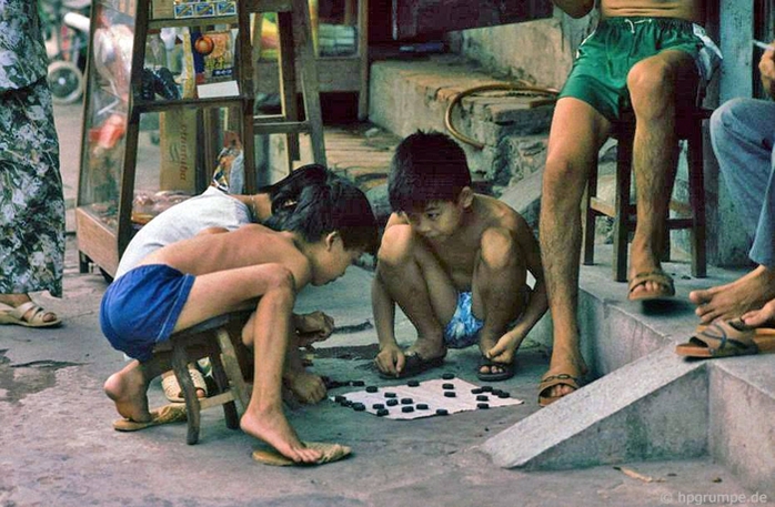 Trẻ con cũng tập chơi cờ tướng trên vỉa hè.