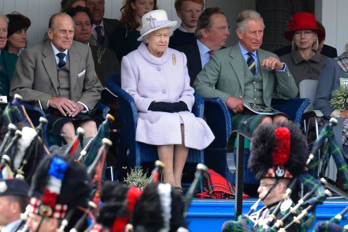 Nữ hoàng Elizabeth II (giữa) xem một ban nhạc biểu diễn ở Scotland. Ảnh: Reuters