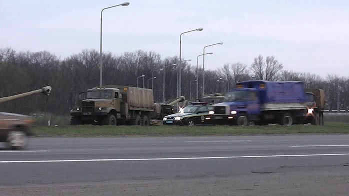 Quân đội Ukraine cùng xe bọc thép đang tiếp cận khu vực miền Đông. Ảnh: RT