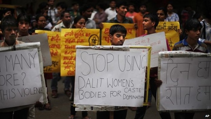Biểu tình phản đối nạn cưỡng hiếp phụ nữ tại Ấn Độ. Hầu hết các nạn nhân đều ở đẳng cấp thấp trong xã hội. Ảnh: AP
