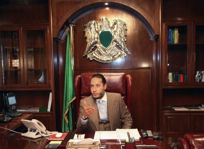 Al-Saadi, con trai thứ ba của cựu lãnh đạo Libya Muammar Gaddafi tại văn phòng năm 2010. Ảnh: Reuters