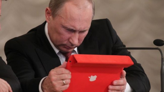 Tổng thống Nga Vladimir Putin sử dụng iPad trong một cuộc họp tại Moscow. Ảnh: Press TV