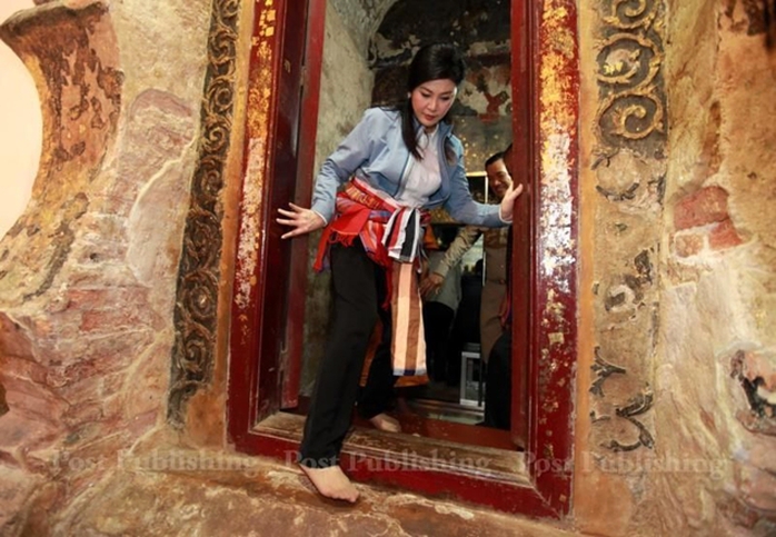 Bà Yingluck thăm một ngôi chùa ở Đông Bắc hôm 6-3. Ảnh: Bangkok Post