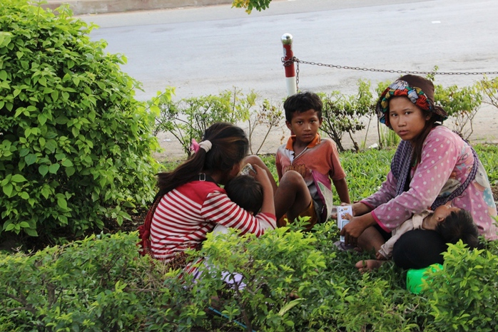 Hai đối tượng chăn dắt thản nhiên ngồi trong mát chơi đánh bài để hàng chục đứa trẻ ngoài kia phơi nắng kiếm tiền cho mình.