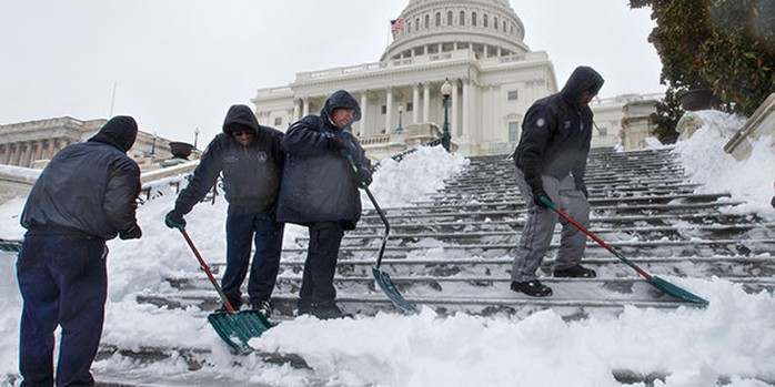 Công nhân dọn tuyết ở thủ đô Washington. Ảnh: AP