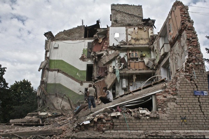 Một ngôi nhà ở miền Đông Ukraine tan hoang sau trận pháo kích. Ảnh: Vice News