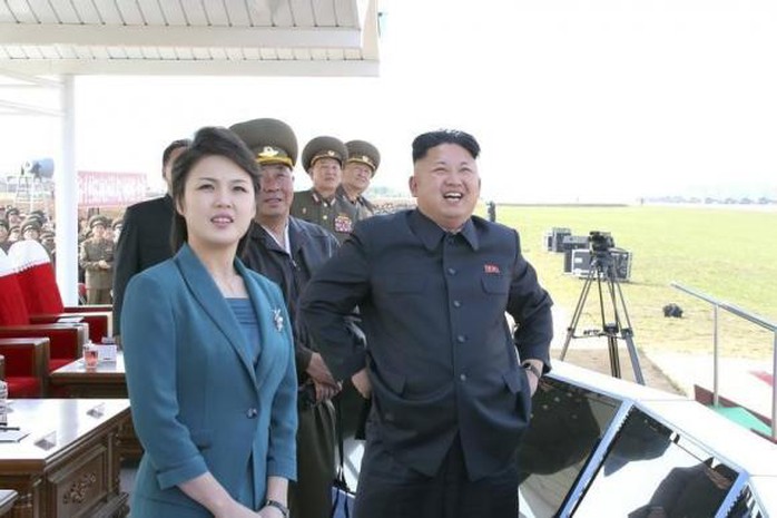 Lãnh đạo Kim Jong-un cùng vợ xem một cuộc thi bay của Không quân Triều Tiên tháng 5-2014. Ảnh: Reuters