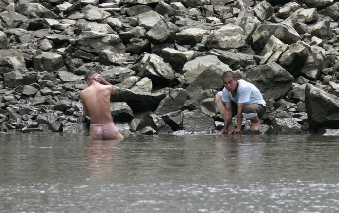 Người dân Triều Tiên tắm rửa ở sông Áp Lục. Ảnh: Reuters