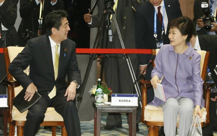 Tổng thống Hàn Quốc Park Geun-hye (phải) vả Thủ tướng Nhật Bản Shinzo Abe tại hội nghị thượng đỉnh Hợp tác Kinh tế Châu Á -Thái Bình Dương tổ chức ở Bali, Indonesia. Ảnh: Kyodo