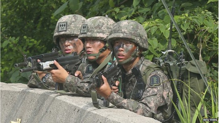 Thanh niên Hàn Quốc đô tuổi 20 phải thực hiện nghĩa vụ quân sự trong 2 năm. Ảnh: Reuters