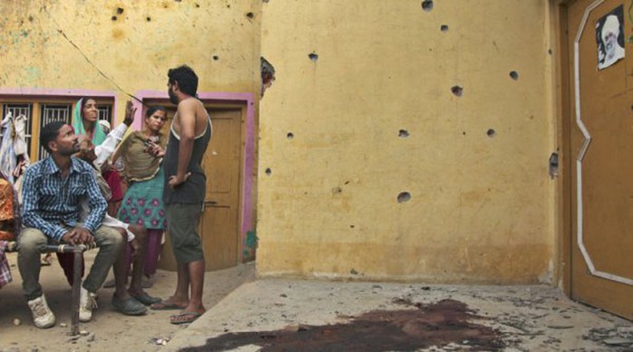 Một ngôi làng Ấn Độ bị trúng đạn súng cối từ quân đội Pakistan, vết máu còn vương trên nền nhà. Ảnh: AP