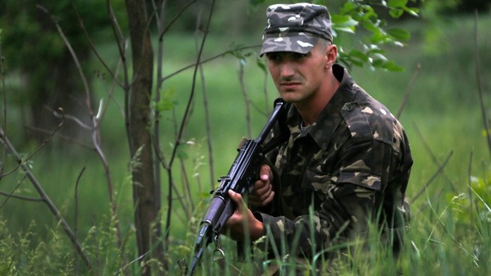 Một binh sĩ Ukraine tuần tra tại khu vực miền Đông. Ảnh: Reuters