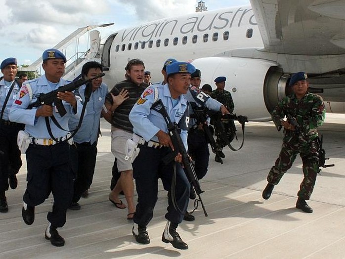 Anh chàng Lockley bị không quân Indonesia áp giải vì nghi cướp máy bay. Ảnh: News.com.au